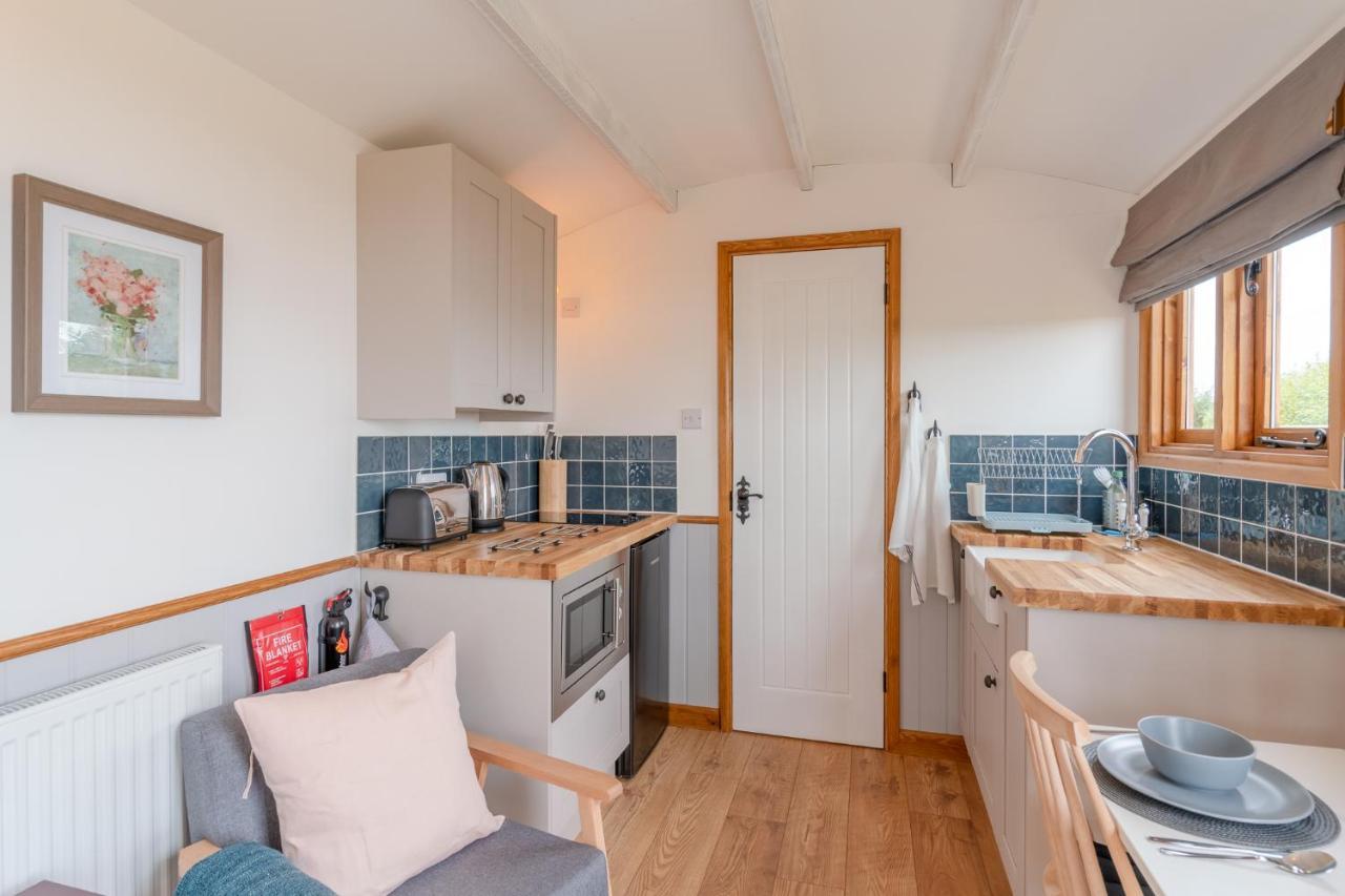 Outbak Shepherds Hut Cheltenham Exterior photo
