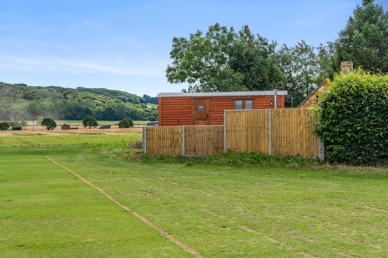 Outbak Shepherds Hut Cheltenham Exterior photo