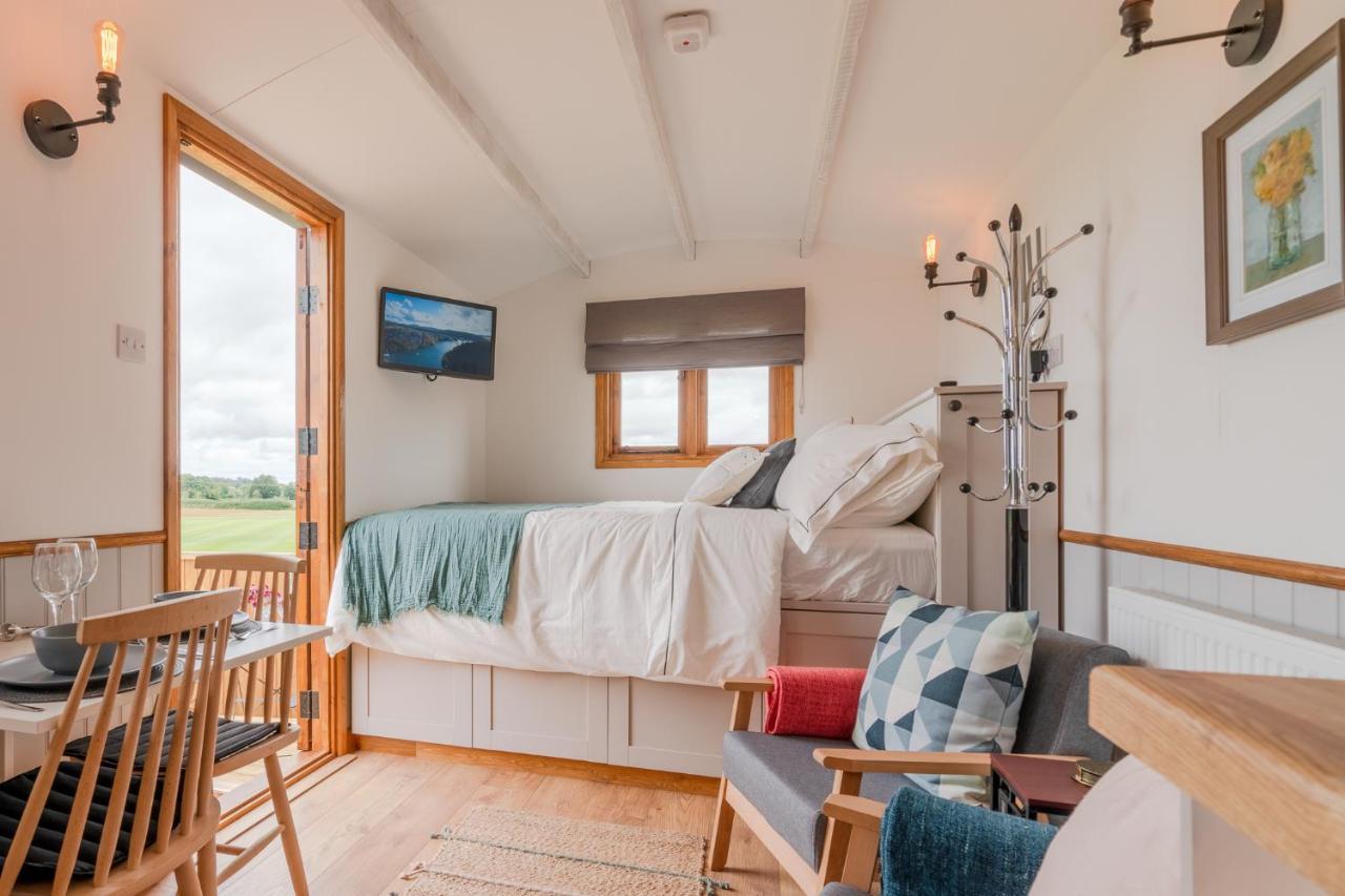 Outbak Shepherds Hut Cheltenham Exterior photo