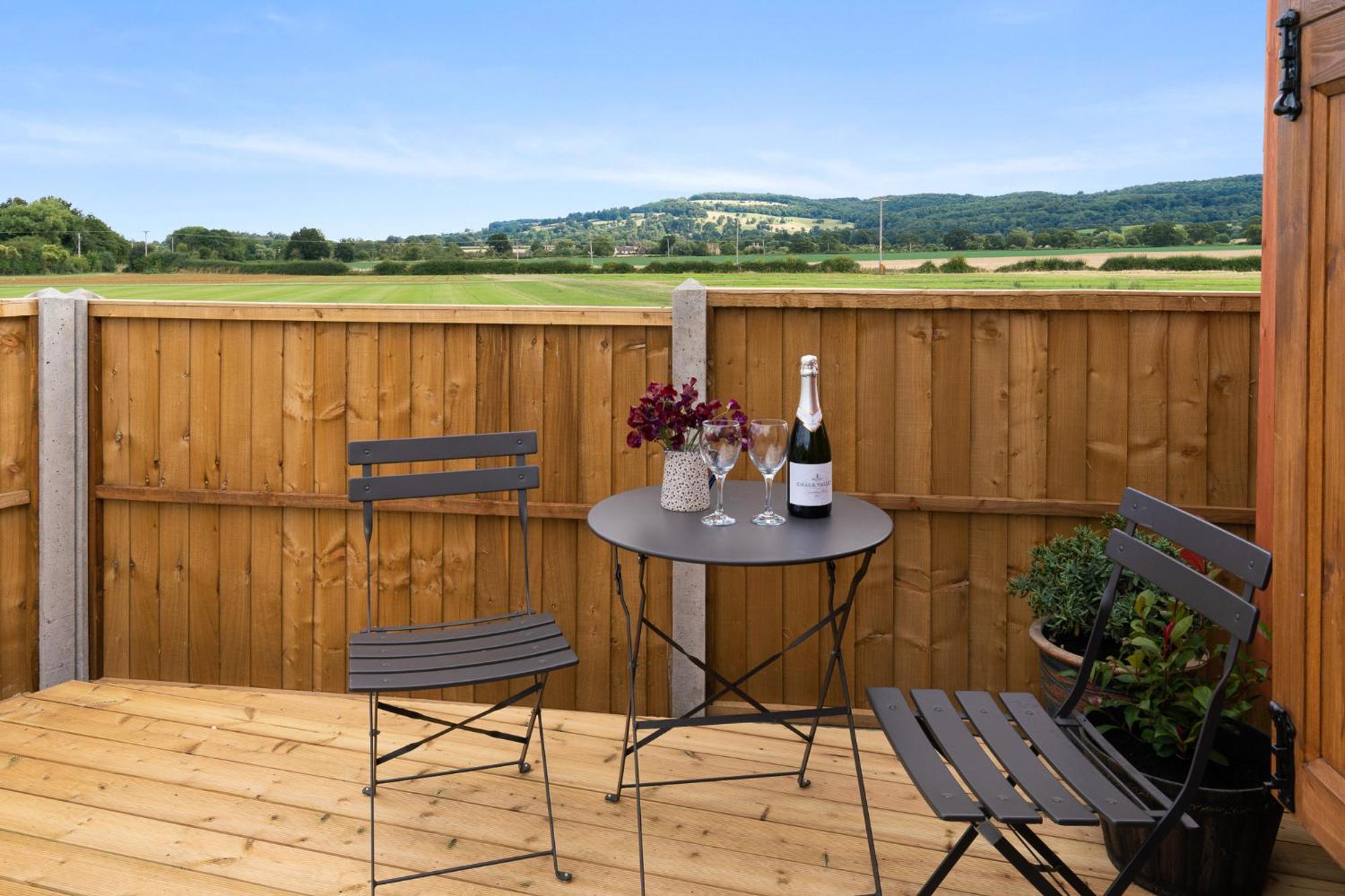 Outbak Shepherds Hut Cheltenham Exterior photo
