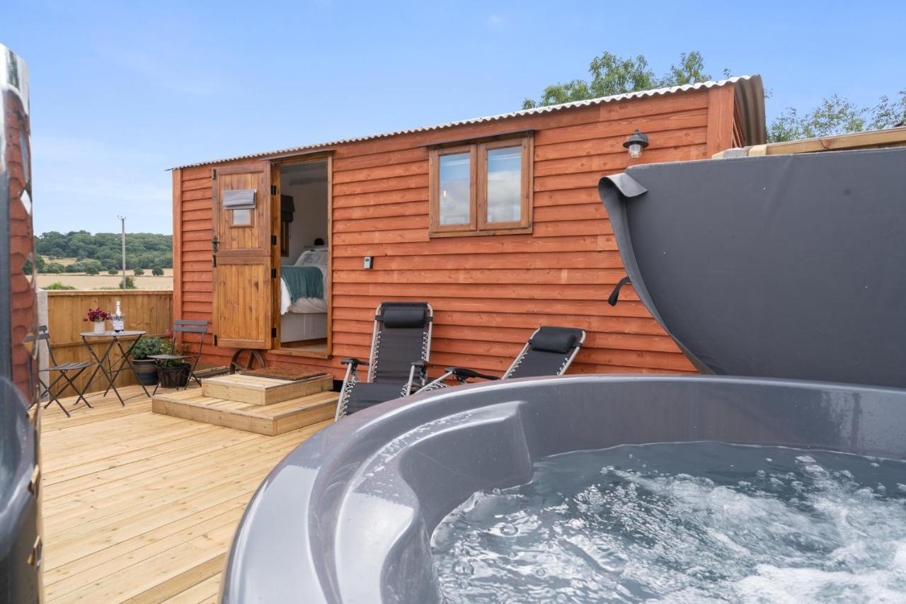 Outbak Shepherds Hut Cheltenham Exterior photo