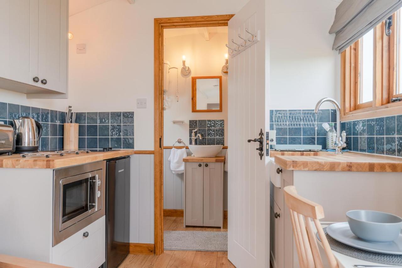 Outbak Shepherds Hut Cheltenham Exterior photo